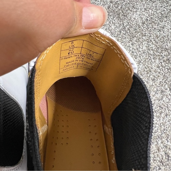 Dr Martens 2976 YELLOW STITCH SMOOTH LEATHER CHELSEA BOOTS 10 NWOT - Picture 6 of 6